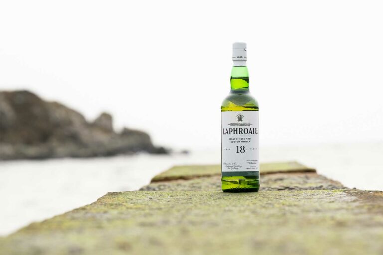 Mehr über den Artikel erfahren Laphroaig legt wieder einen 18 Jahre alten Single Malt auf